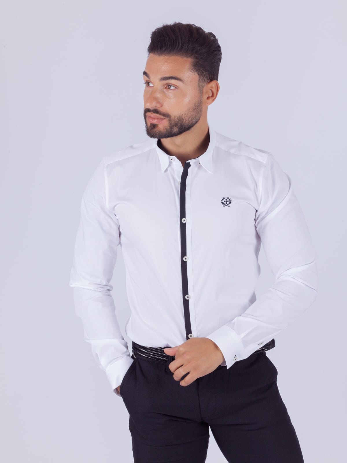 Camisa branca com risca preta SMK