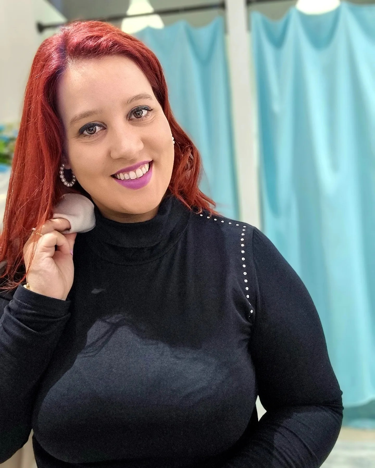 Camisola de gola alta com tachas
