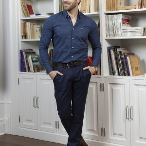 Camisa azul com pormenores em branco