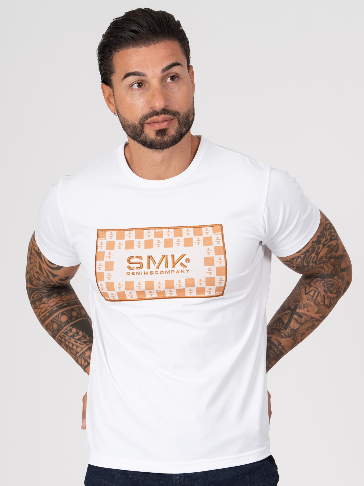 T-shirt branca com logótipo bege