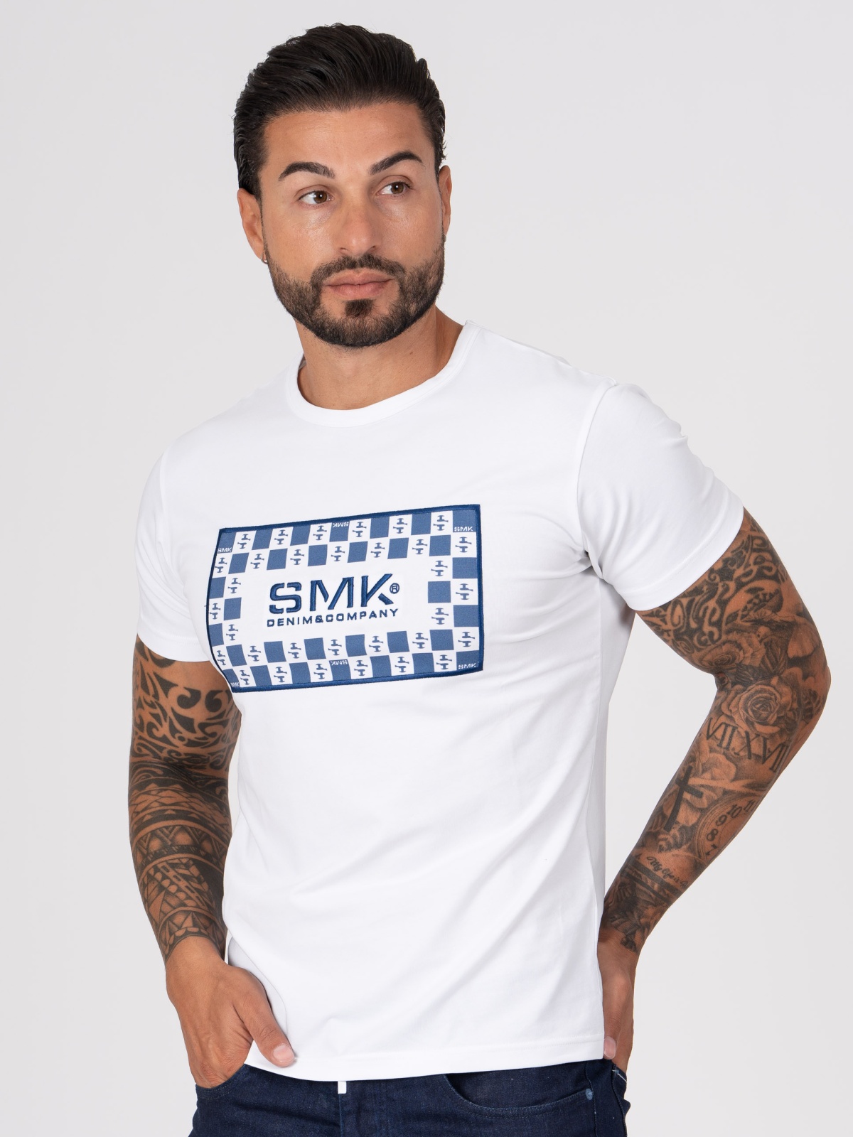 T-shirt SMK branca com logótipo azul