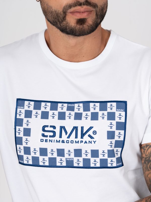 T-shirt SMK branca com logótipo azul - Image 2