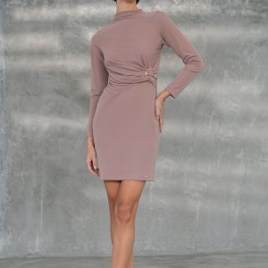 Vestido de malha cintado com aplicação dourada