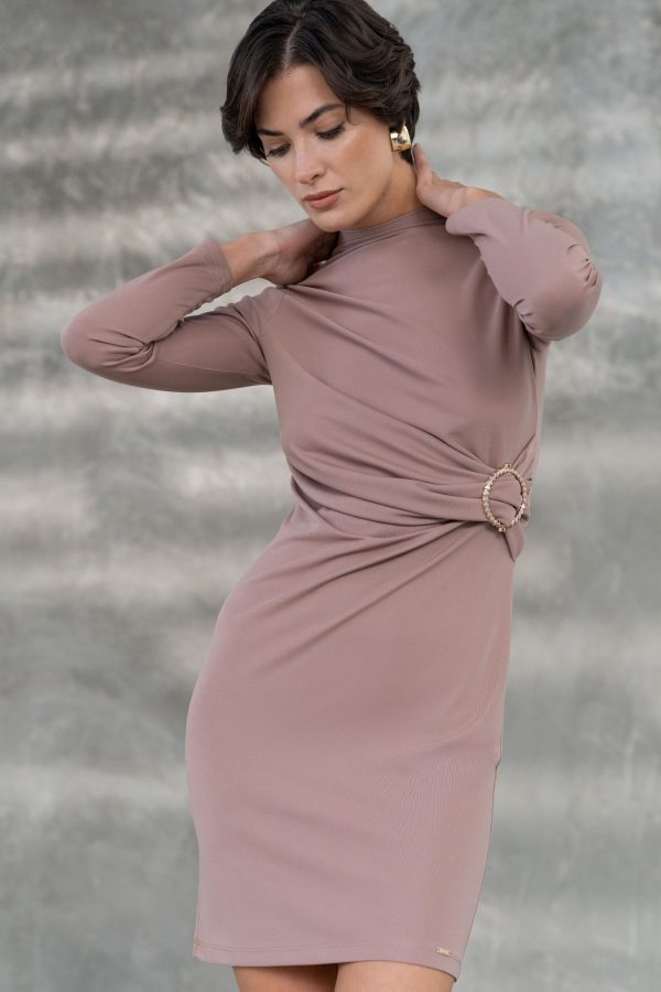 Vestido de malha cintado com aplicação dourada - Image 2