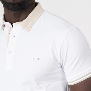 Pólo branco com gola bege areia