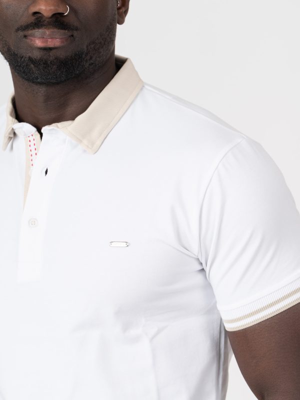 Pólo branco com gola bege areia