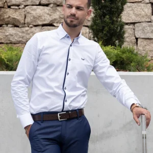 Camisa branca com risca azul