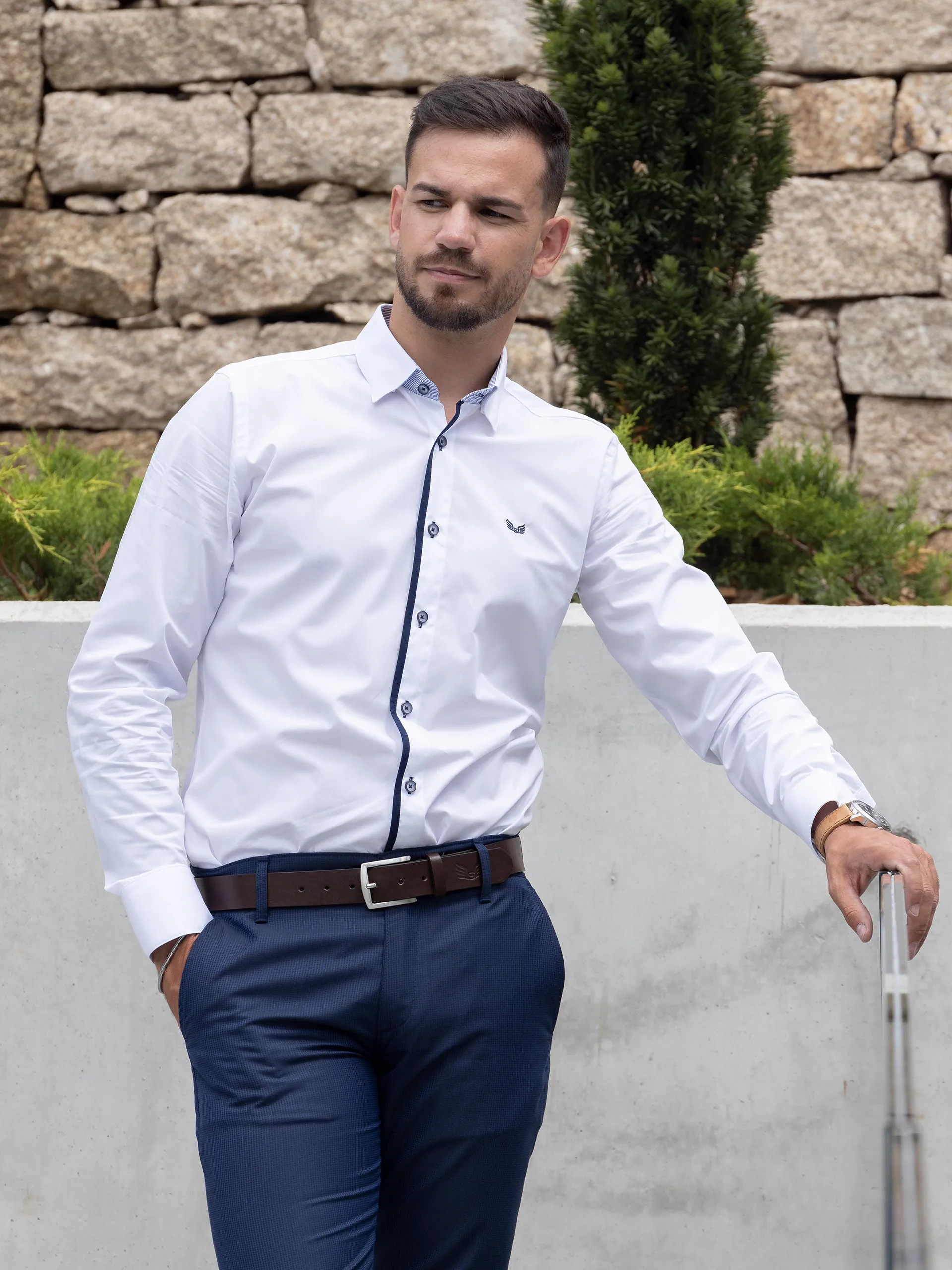 Camisa branca com risca azul