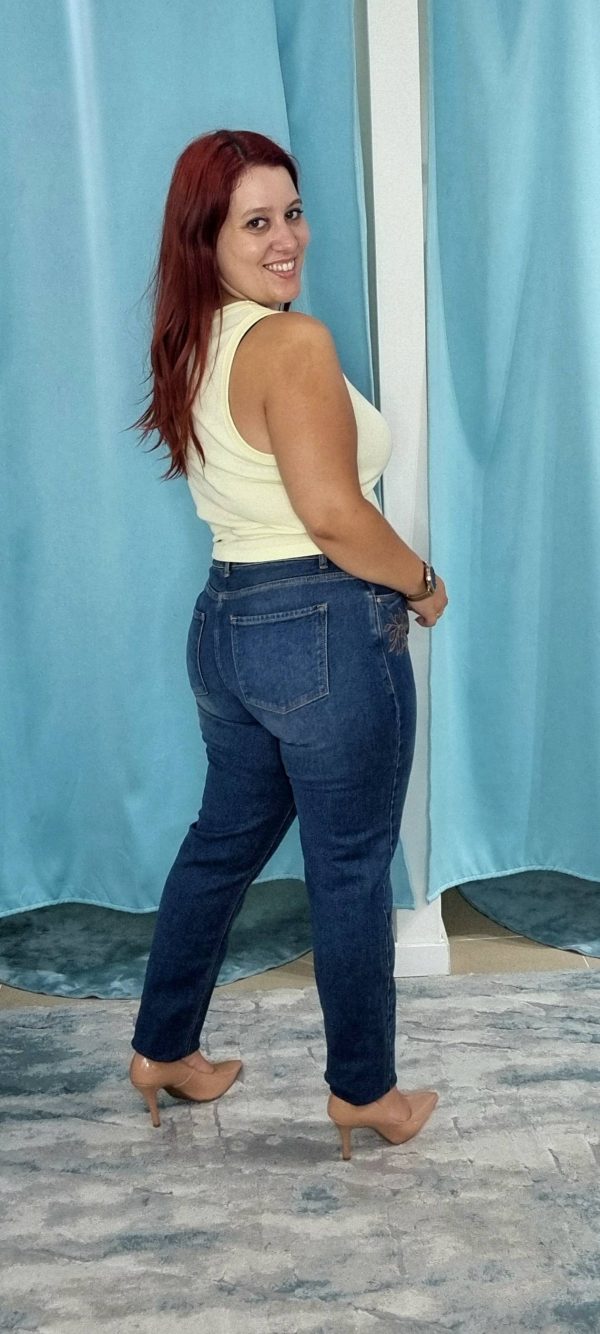 Calça de ganga com flor de bordado na frente - Image 3