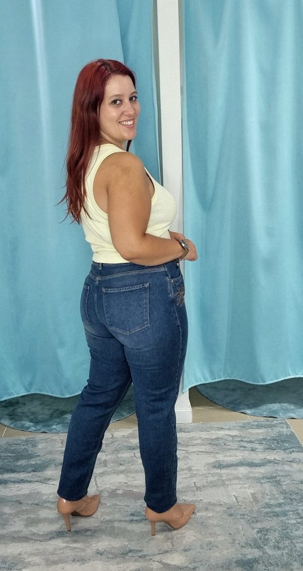 Calça de ganga com flor de bordado na frente - Image 4