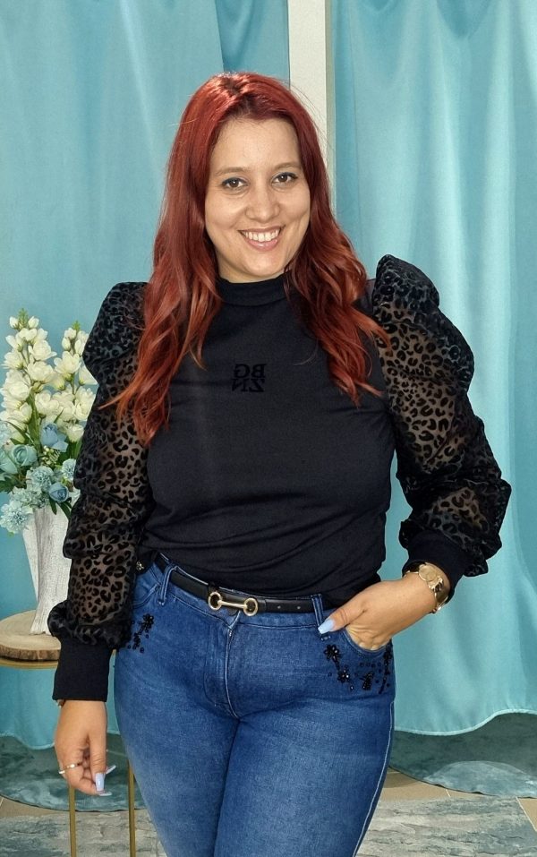 Malha meia gola com manga em tule