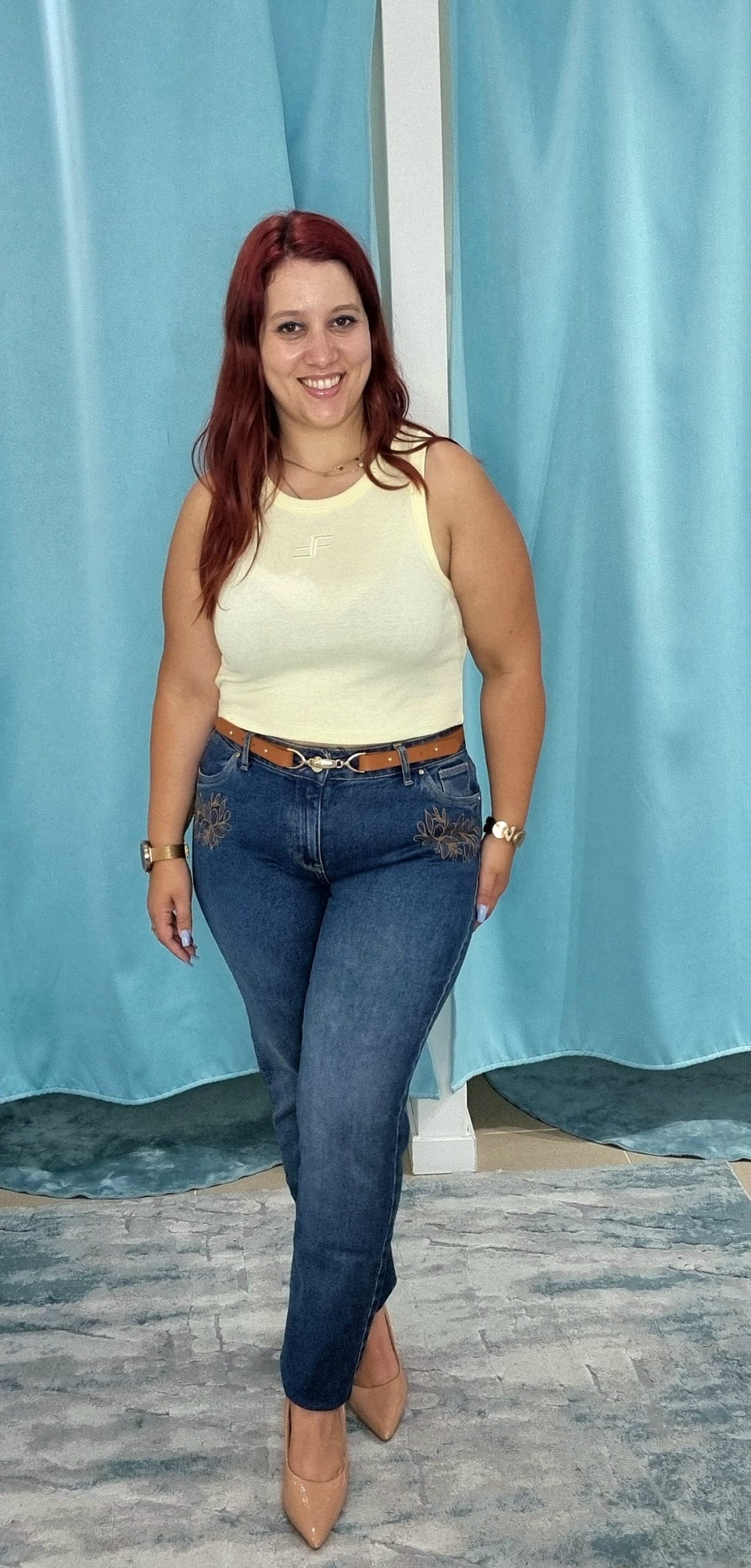 Calça de ganga com flor de bordado na frente