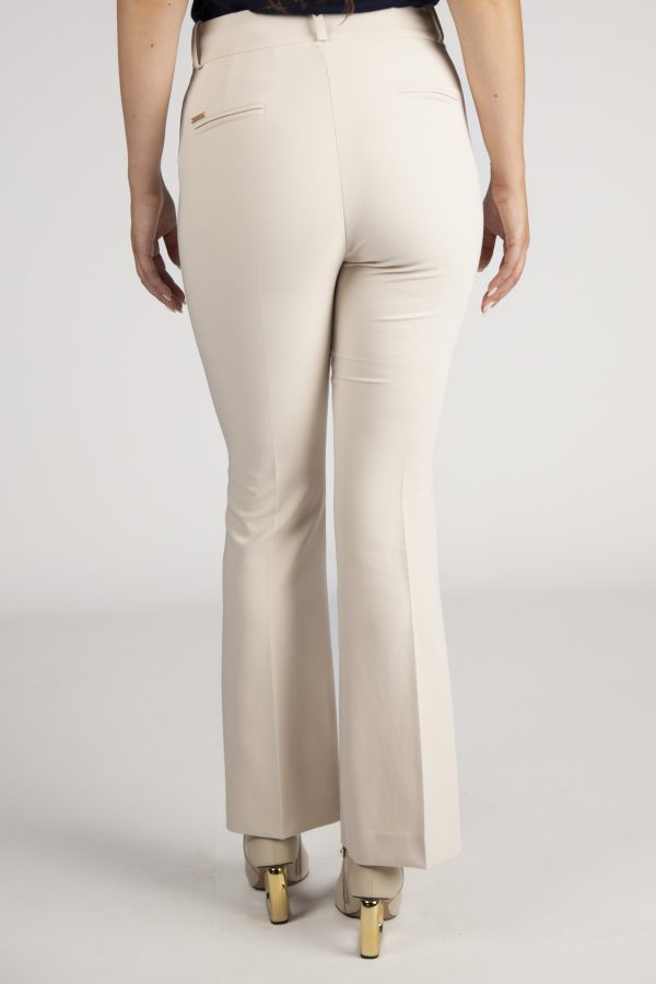 Calça boca de sino bege Silvina Campos - Image 5
