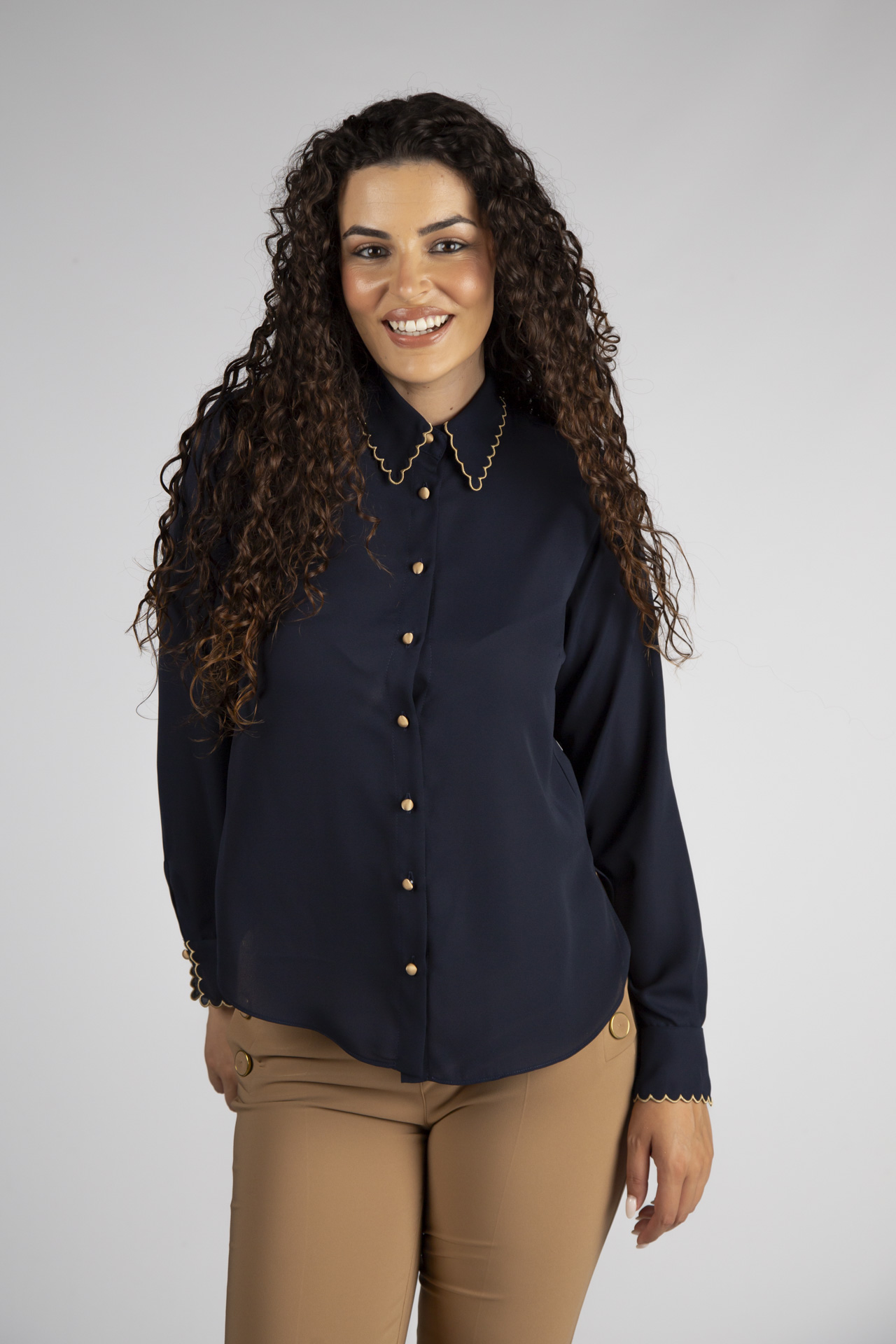 Blusa contrastes dourados